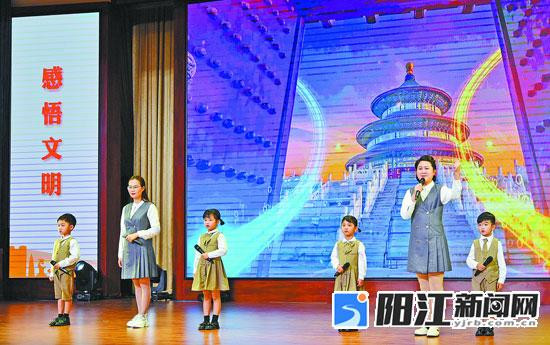市朗誦藝術協(xié)會會員和小朋友一起朗誦《中華家風頌》。 李向東 攝.jpg