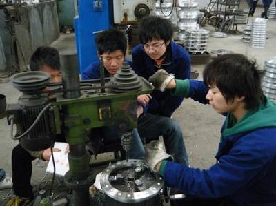 機(jī)械工程系學(xué)生在校辦工廠(chǎng)進(jìn)行生產(chǎn)性實(shí)訓(xùn)