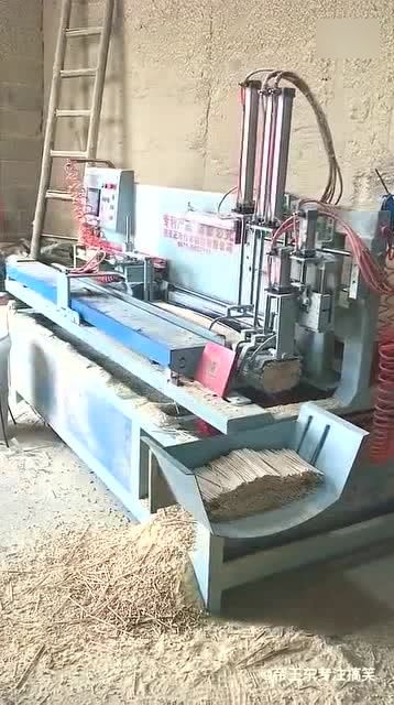 一次性筷子就是這個(gè)機(jī)器生產(chǎn)的,這生產(chǎn)環(huán)境,真的不敢恭維啊