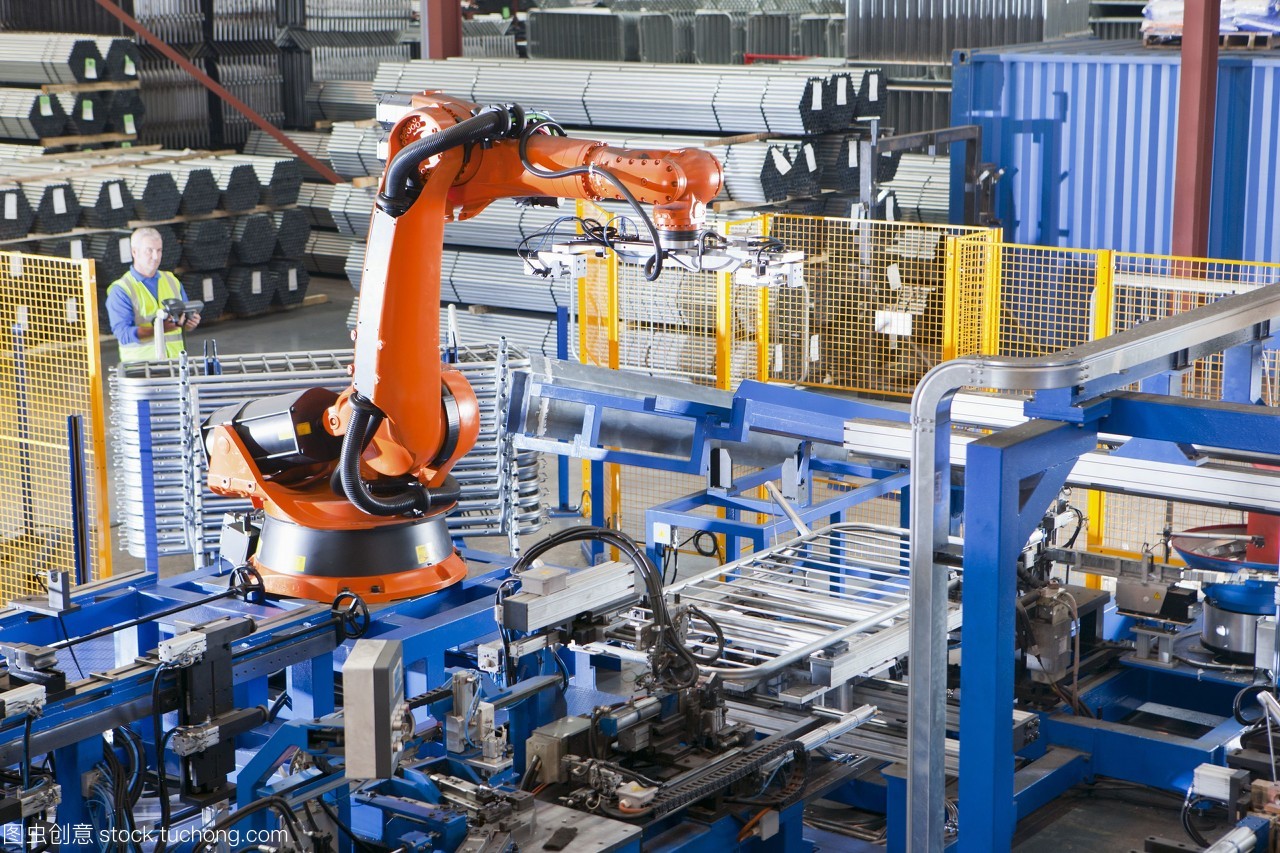 工人在制造工廠的生產(chǎn)線上控制機(jī)械吊裝