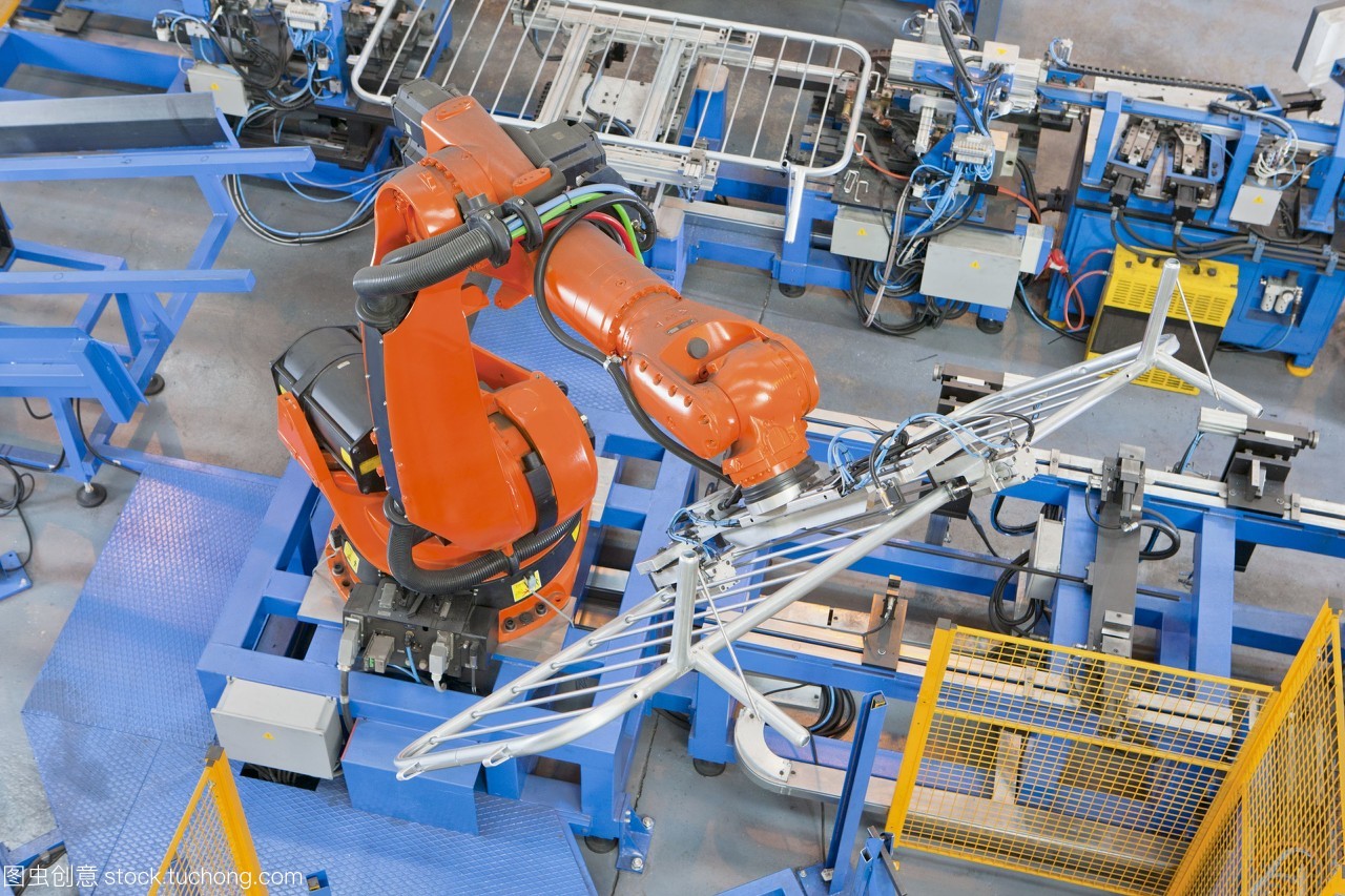 機(jī)械機(jī)械在制造工廠的生產(chǎn)線上吊起鋼圍欄