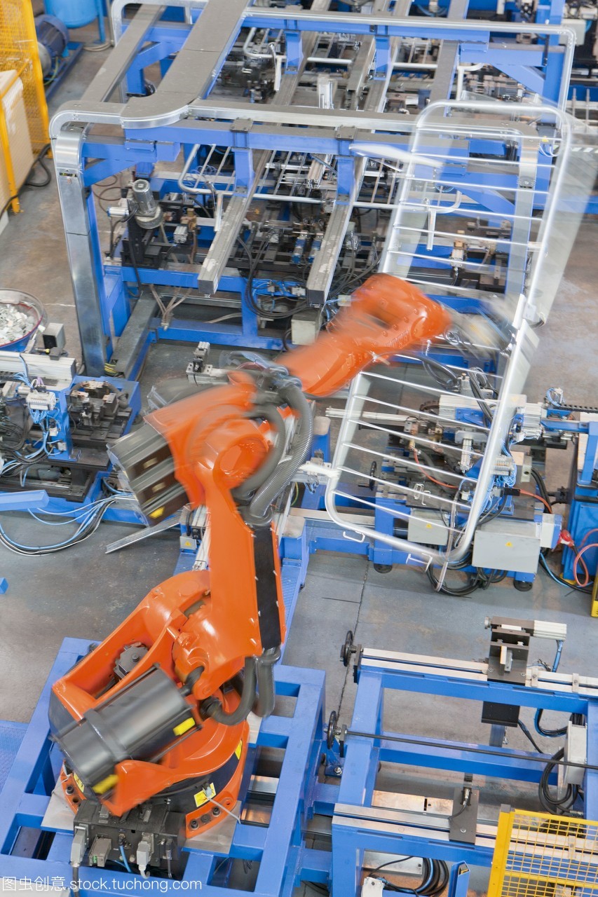 機械機械在制造工廠的生產(chǎn)線上吊起鋼圍欄