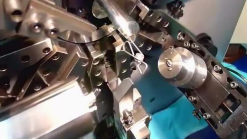 彈簧的機(jī)械化生產(chǎn)過(guò)程,按這樣的速度,一天能生產(chǎn)多少啊