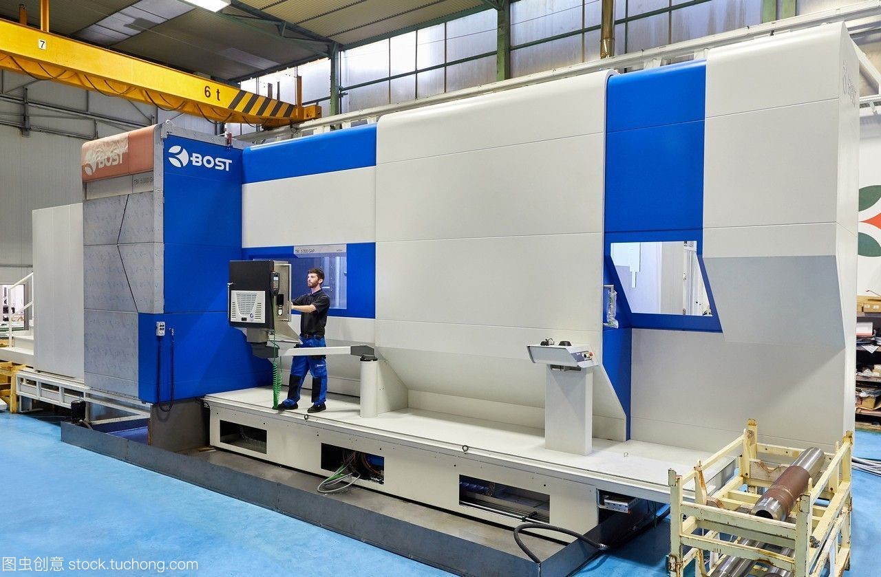 加工中心。數(shù)控。臥式轉(zhuǎn)彎和銑床。機(jī)械工具的設(shè)計(jì),制造和安裝。gipuzkoabasquecountry,西班牙,e…